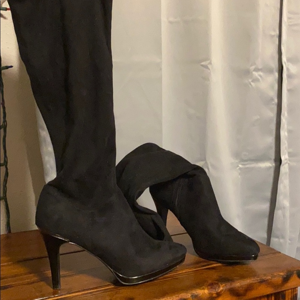 Sexy Knee High Black Suede Boots!